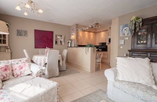 Wenduine Apartment | Beautiful apartment for 2 guests with WIFI, TV, terrace, pets allowed and parking