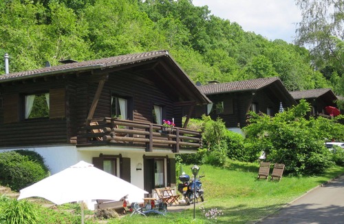 Schoenecken Apartment | Beautiful apartment for 4 people with WIFI, TV, patio, pets allowed and parking