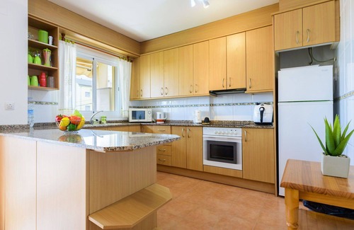 Vinaros Apartment | Beautiful apartment for 4 people with pool, A/C, WIFI, TV, terrace, pets allowed and parking