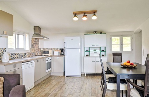 Cervione Apartment | Beautiful apartment for 6 people with A/C, WIFI, TV, patio, pets allowed, panoramic view and par.
