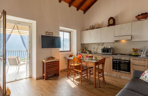 Cremia Apartment | Beautiful apartment for 4 guests with WIFI, TV and terrace