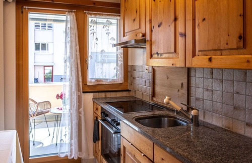 Samedan Apartment | Beautiful apartment for 3 people with WIFI, TV, terrace, pets allowed, panoramic view and parking