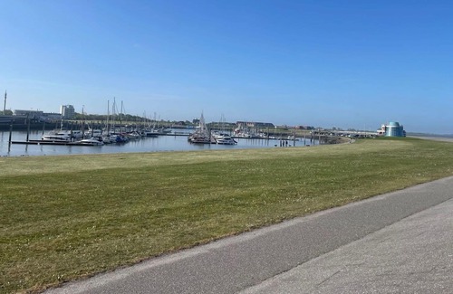 Norddeich Apartment | Beautiful apartment for 4 people with WIFI, TV, balcony, pets allowed and parking