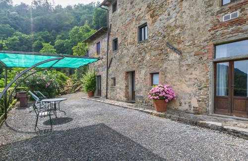 Pescia Apartment | Beautiful apartment for 4 people with WIFI, pool, TV, patio and pets allowed