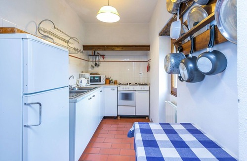 Pescia Apartment | Beautiful apartment for 6 guests with WIFI, pool, TV, patio, pets allowed and parking
