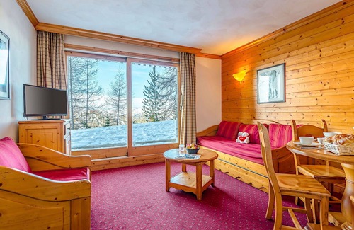 Plagne Soleil Apartment | Beautiful apartment for 4 people with WIFI, pool, TV, terrace, pets allowed and parking