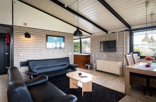 Gerolstein House | Beautiful apartment in villa for 5 guests with pool, TV, terrace, pets allowed and parking