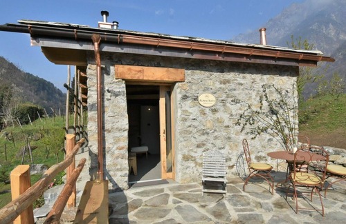 Piuro House | Beautiful apartment in villa for 3 guests with terrace, pets allowed and parking