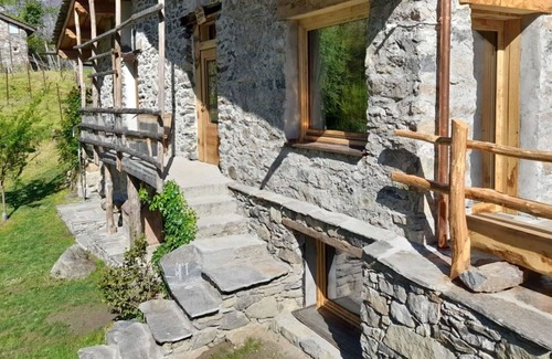 Piuro House | Beautiful apartment in villa for 3 guests with terrace, pets allowed and parking