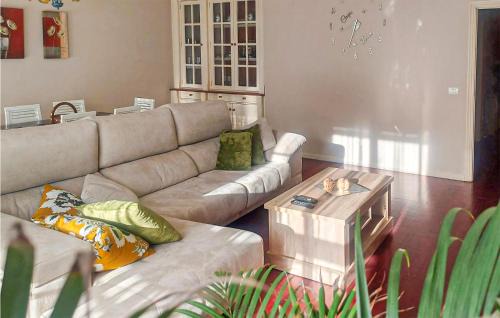 Moana Apartment | Beautiful Apartment In Moaña With Wifi