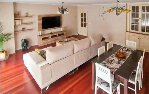 Moana Apartment | Beautiful Apartment In Moaña With Wifi