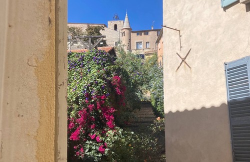 Hyeres City Centre Apartment | Beautiful apartment in the medieval center