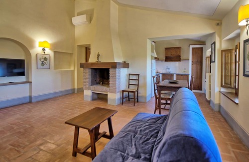 Castelnuovo Berardenga Apartment | Beautiful apartment for 2 guests with pool, A/C, TV, panoramic view and parking, close to Siena