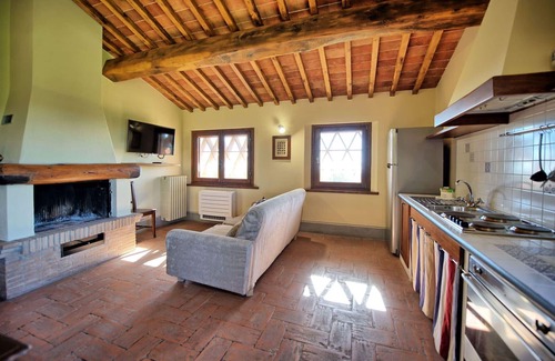 Castelnuovo Berardenga Apartment | Beautiful apartment for 2 people with pool, A/C, TV, panoramic view and parking, close to Siena