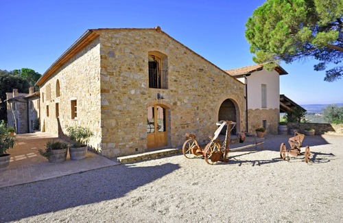 Poggibonsi Apartment | Beautiful apartment for 6 people with WIFI, pool, A/C, TV and panoramic view, close to San Gimig.
