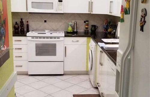 Hollywood South Central Beach Condo | Beautiful apartment on the beach. Look at the sea from your balcony .