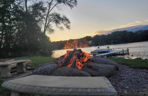 West Bend Apartment | Beautiful apartment overlooking Lake Wallace. Bring your boat!