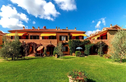 Sughera Apartment | Beautiful apartment with WIFI, pool, A/C, TV, terrace and panoramic view, close to San Gimignano