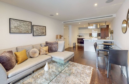 Churchill Apartment | Beautiful Apartment With Balcony in Chelsea