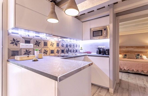 Old Town Apartment | Beautiful apartment with balcony in city center. Plaza España II