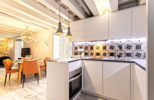 Old Town Apartment | Beautiful apartment with balcony in city center. Plaza España II