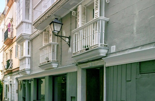 Old Town Apartment | Beautiful apartment with balcony in city center. Plaza España II