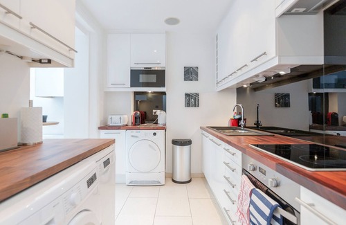 Redcliffe Apartment | Beautiful Apartment with Patio in Chelsea