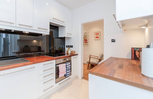 Redcliffe Apartment | Beautiful Apartment with Patio in Chelsea