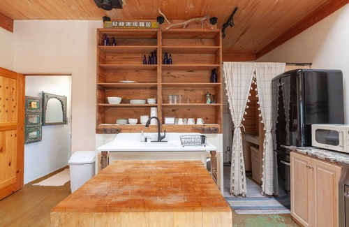 Ranchos De Taos Apartment | Beautiful artist getaway with mountain views