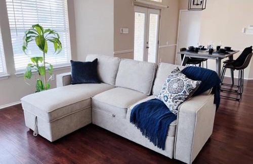 Plano House | Beautiful Backyard 4 Bd Vacation Home