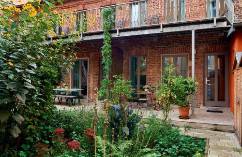 Pankow Apartment | Beautiful Backyard Remise