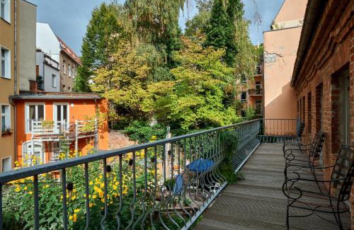 Pankow Apartment | Beautiful Backyard Remise