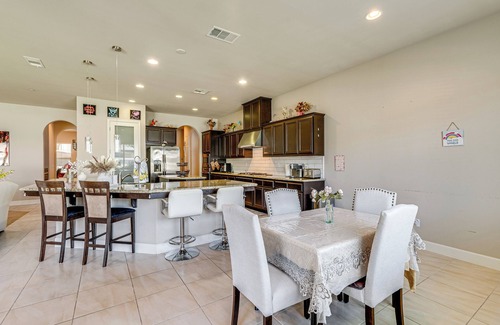 Greenacres House | Beautiful Bakersfield Home ~ 8 Mi to Downtown!