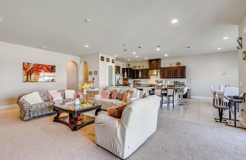 Greenacres House | Beautiful Bakersfield Home ~ 8 Mi to Downtown!