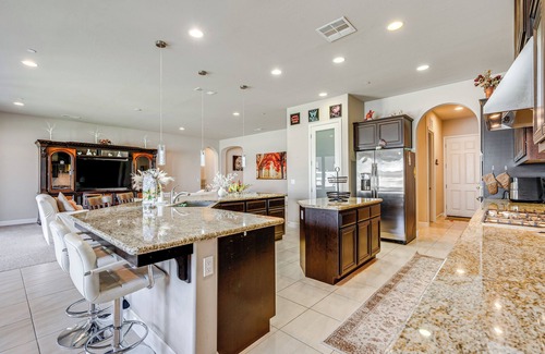 Greenacres House | Beautiful Bakersfield Home ~ 8 Mi to Downtown!