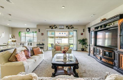 Greenacres House | Beautiful Bakersfield Home about 8 Mi to Downtown!