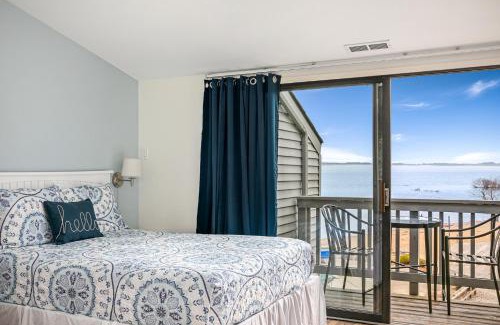 Acme Apartment | Beautiful Bay View Couples Retreat at The Shores 5586