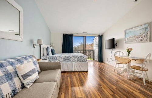 Acme Apartment | Beautiful Bay View Couples Retreat at The Shores 5586