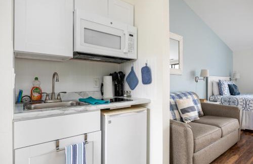 Acme Apartment | Beautiful Bay View Couples Retreat at The Shores 5586