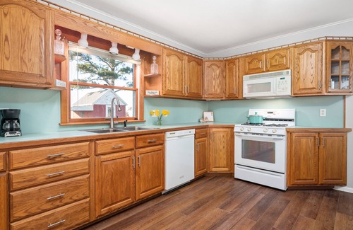 Saxis House | Beautiful Bayfront with Sanctuary Private Beach