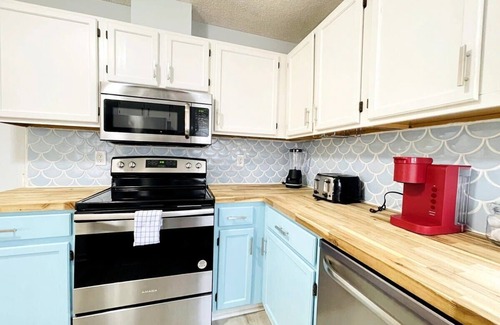 Little River House | Beautiful beach cottage in Little River!