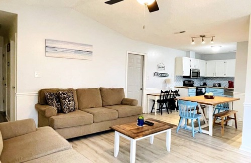Little River House | Beautiful beach cottage in Little River!