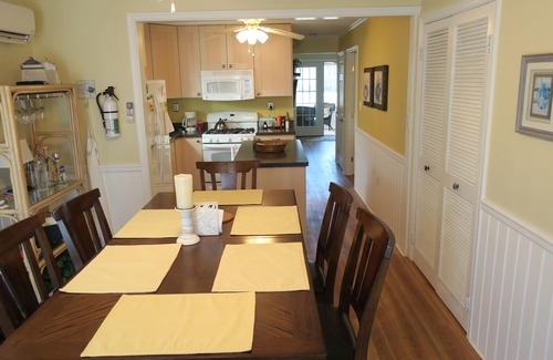 South End House | Beautiful Beach Cottage, Sleeps 8, Steps to the Beach and Playground