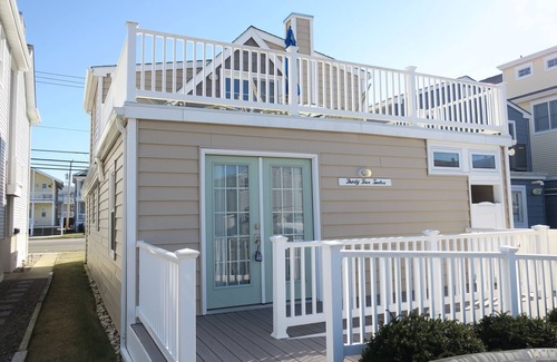 South End House | Beautiful Beach Cottage, Sleeps 8, Steps to the Beach and Playground