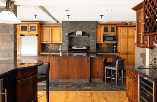 Central Okanagan House | Beautiful Beach Front home in Lake Country just outside Kelowna. Sleeps 8 adults