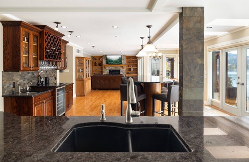 Central Okanagan House | Beautiful Beach Front home in Lake Country just outside Kelowna. Sleeps 8 adults