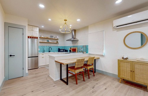 Rockport House | Beautiful beach home with balcony - tropical vibe vacation awaits