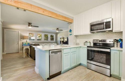Gulfport House | Beautiful Beach House 2 Minute Walk to Sandy Beaches Quiet Area
