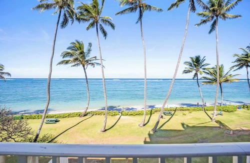 Punaluu Condo | Beautiful Beachfront condo