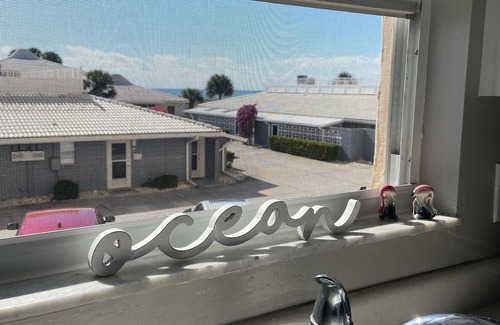 Venice Condo | Beautiful beachfront condo, completely renovated, steps from the beach!